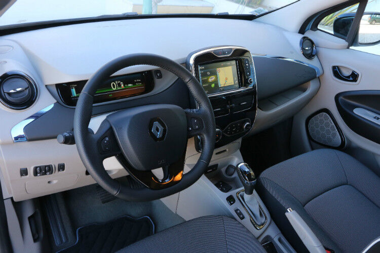 Das Mediasystem „Renault R-Link“ bietet auch eine Online-Anbindung. Das serienmäßige Gerät funktioniert dank des 7-Zoll (18-cm)-Touchscreen-Monitors wie ein Tablet-Computer, der fest in die Armaturentafel integriert ist. Über die Basisfunktionen Radio, Telefonie, Navigation, Multimedia und Fahrzeuginformationen hinaus ist die Nutzung von entsprechender Applikationen möglich. (Foto: Renault)