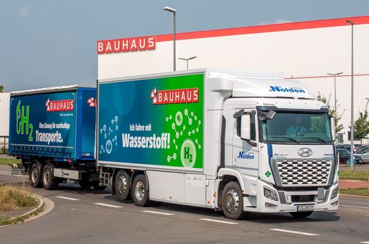 Dieser mit Wasserstoff betriebene Lkw wird von Nolden Logistics jetzt für die Transporte von Bauhaus eingesetzt. Eine Tankfüllung reiche für 400 Kilometer. Wenn sich dieses Konzept bewährt, will Bauhaus diese umweltfreundliche Art des Transportes ausweiten ...(Bild:  Bauhaus)