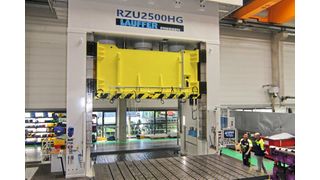 Die 2.500-Tonnen-Tryoutpresse von Lauffer bei Wagon mit ausgefahrenem Fahrtisch. (Bild: Lauffer)