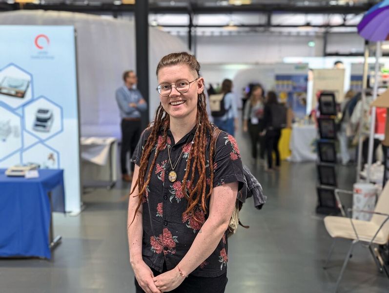 Besucherstimmen der LAB-SUPPLY Wien 2025  Francesca Kastner von der Meduni Wien:  „Es ist toll, dass ich hier networken kann und auch direkt in Kontakt zu verschiedensten Vertretern komme. Hier findet man auch gute Angebote für Laborbedarf. Ich war während meiner Schulzeit zum ersten Mal auf der LAB-SUPPLY. Heute bin ich Labmanager von einer kleinen Gruppe – mein Besuch ist jetzt ein völlig anderer als damals.“    Mehr Infos zu den kommenden LAB-SUPPLY-Messen finden Sie auf www.lab-supply.info (Bild: VCG – Lüttmann)
