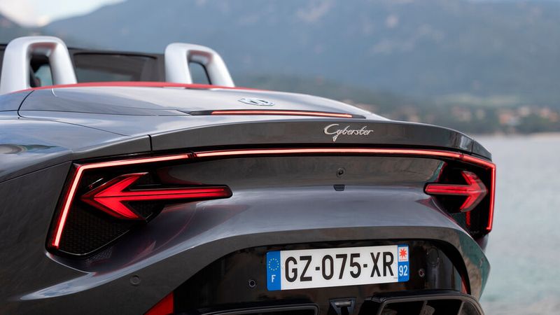 Hübsch gemacht sind die Rückleuchten in Pfeilform. (Bild: MG)