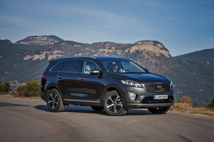 Optional kann das SUV mit einer dritten Sitzreihe zum Siebensitzer aufgerüstet werden. (Foto: Kia)