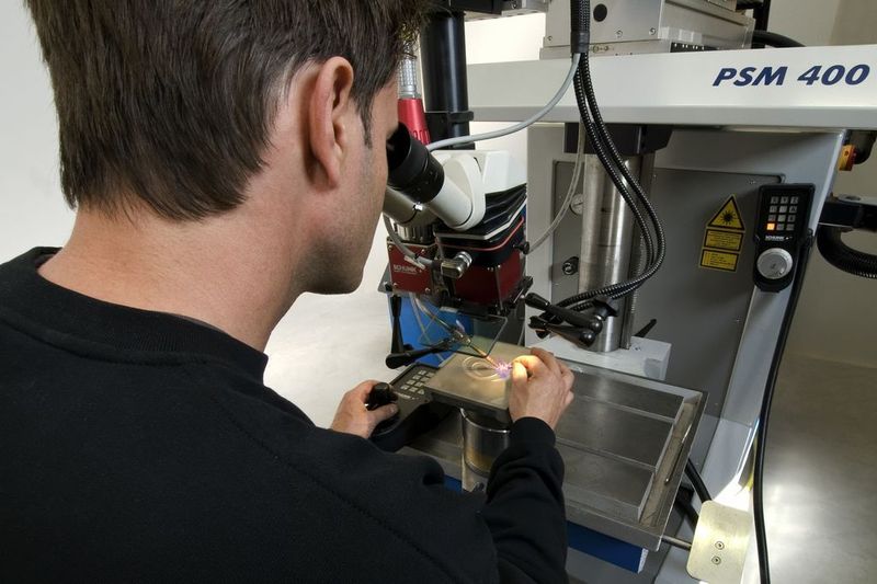 Die Laserbearbeitungsmaschine «PSM 400» von Schunk ist mit einem gepulsten Nd:YAG-Laser ausgestattet. (Bild: Schunk)
