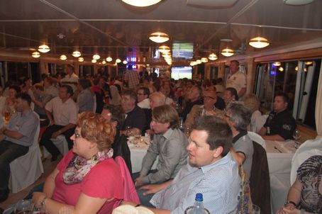 Ab 20.45 Uhr hieß es dann: Daumen drücken für die deutsche Fußball-Mannschaft. Mit jedem Tor gegen Griechenland stieg die Stimmung.  (Archiv: Vogel Business Media)