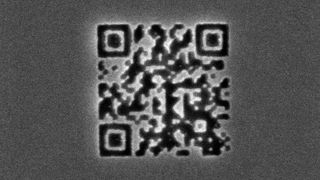 Der kleinste QR-Code der Welt ist nur im Elektronenmikroskop sichtbar, das aber sehr stabil. (Bild: TU Wien)