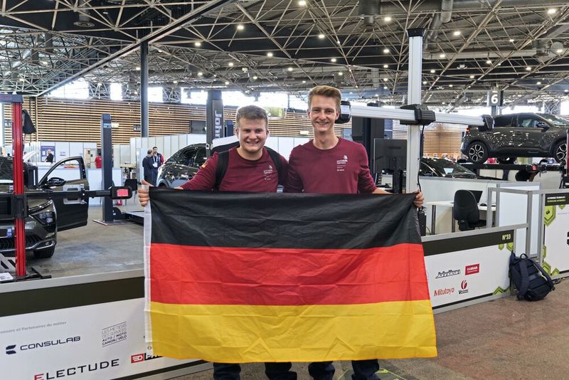 Die deutschen Kfz-Mechatroniker Manuel Schmied (li.) und Andreas Schuck waren bei den Worldskills erfolgreich.(Bild:  Büttner - VCG)