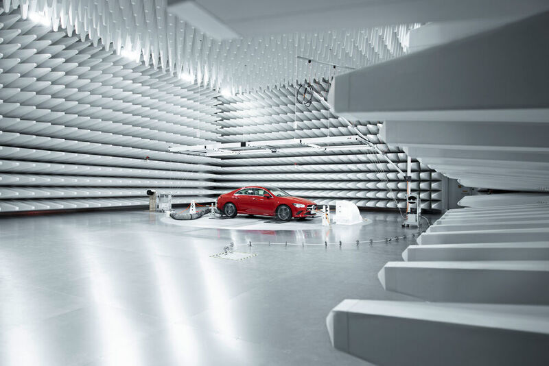 Daimler investierte in Sindelfingen in zwei zusätzliche EMV-Absorberhallen mit Multi-Empfänger-Technik und der Möglichkeit, an allen Fahrzeugantennen zeitgleich zu messen. (Daimler)