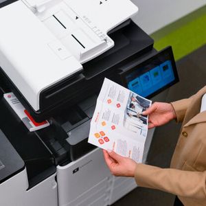 Der Scanner in den Multifunktionsmodellen erfasst bis zu 240 Bilder pro Minute und verfügt über eine Multi-Feed-Erkennung. Als Option gibt es ein Modul für das Falten von Papier, das nun in den Ausgabeschacht passt und nicht mehr neben dem MFP montiert werden muss. (Bild:  Lexmark)