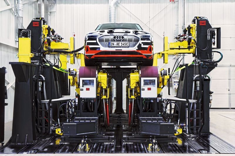 Der Fahrzeugdynamikprüfstand des Forschungsinstituts für Kraftfahrwesen und Fahrzeugmotoren Stuttgart kann Neigungs-, Kipp- und Längsbewegungen des Fahrzeugs nachstellen. (FKFS)