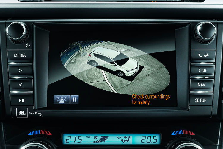 Neu an Bord ist ein 360-Grad-Kamerasystem. Es erfasst alle Gefahren rund ums Auto und zeigt die Umgebung des Fahrzeugs als Panoramaansicht an.  (Toyota)