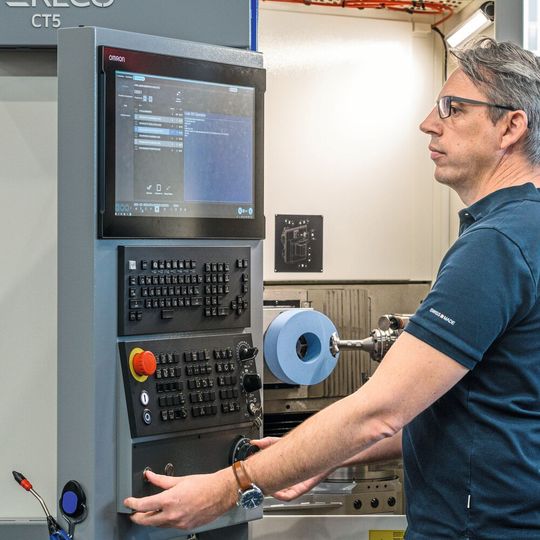 La conception globale de la machine de rectification, fraisage, perçage et décor RECO-CT5 préfigure celles des futures machines du Groupe Recomatic. La conception globale de la machine de rectification, fraisage, perçage et décor RECO-CT5 préfigure celles des futures machines du Groupe Recomatic.