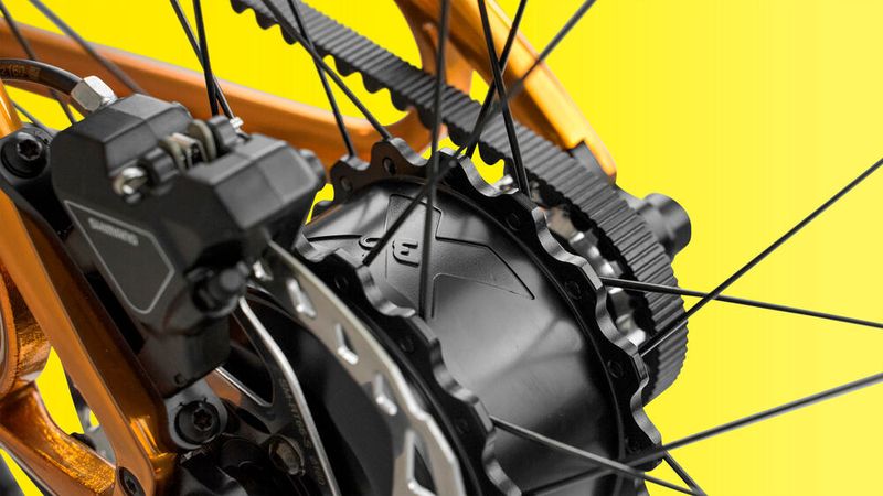 Das stählerne Skelett integriert unscheinbar einen Mahle-E-Bikemotion-Elektroantrieb, der dieses Leichtgewicht (14 Kilogramm) mit 40 Nm Drehmoment am Hinterrad nach vorn sprinten lässt.  (Urwahn)