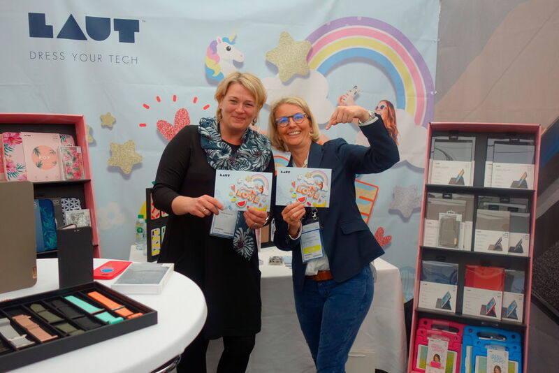 It´s LAUT: Maike Burghardt (l., LAUT) und Stephanie Steen (IT-BUSINESS) sind total begeistert von diesen schönen Produkten. (Vogel IT-Medien GmbH)