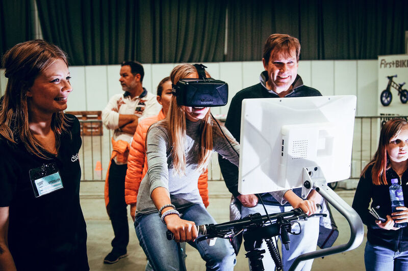 VR-Fitness im Trend: Mit dem Montainbike des norwegischen Start-ups Ebove fährt man durch virtuelle Welten. (ebove)