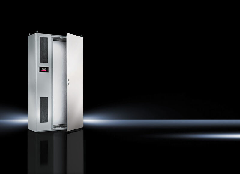 Das vertikale, seitliche Konzept ist eine schmale Einschublösung eines Blue e+ Kühlgerätes mit 2,5 KW Kühlleistung für Einzelschränke oder Schrankreihen zur ein- oder beidseitigen Kühlung. (Rittal)