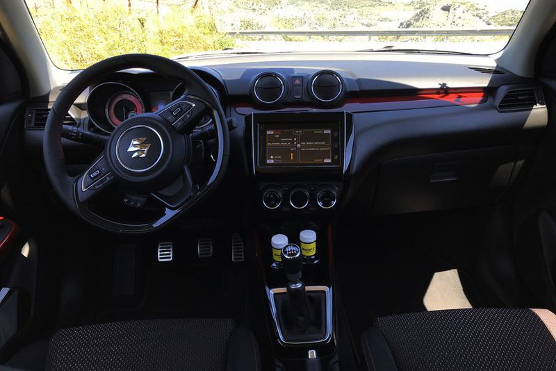 Der Swift Sport präsentiert sich fahrerorientiert. (Seyerlein/»kfz-betrieb«)