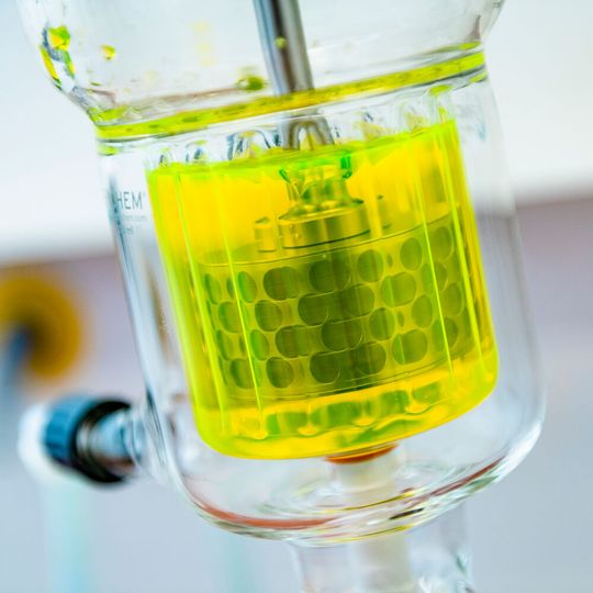 Der Enzymreaktor aus nächster Nähe: In der Flüssigkeit versehen die Enzyme ihre Arbeit. Der Enzymreaktor aus nächster Nähe: In der Flüssigkeit versehen die Enzyme ihre Arbeit.