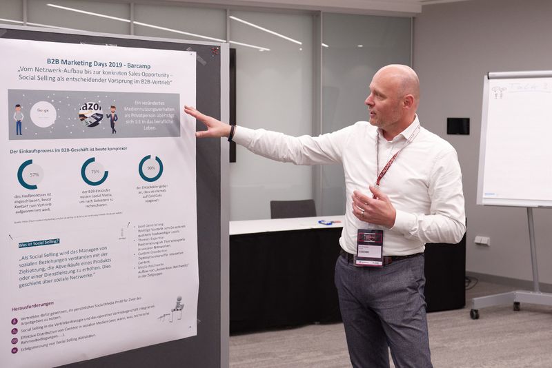 Anne Falk & Martin Sinning, innogy SE So wird das Kaufverhalten heute beeinflusst: „Ein verändertes Mediennutzungsverhalten als Privatperson überträgt sich 1:1 in das berufliche Leben“, erklären Anne Falk und Martin Sinning in ihrem Barcamp zum Thema Social Selling. Dementsprechend werden heute auch Kaufentscheidungen beeinflusst. Letztlich gehe es im Vertrieb nicht um Business to Business sondern eher um Human to Human. Gemeinsam mit den Teilnehmern wurde das Thema Social Selling diskutiert und wie es Unternehmen schaffen können, ihren Vertrieb dadurch zu befeuern. Das Ergebnis: Man muss sich heute als Themenexperte am Markt positionieren.  (marconomy © Andreas Burkhardt )