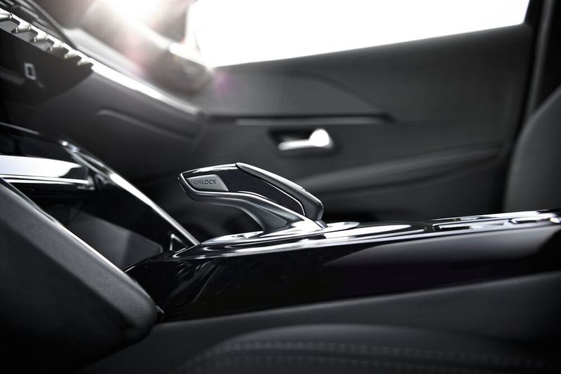 Auf den Vordersitzen ist ausreichend Platz für die Passagiere,  (Bild: Peugeot)