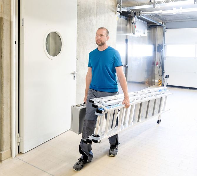Locker am „langen Arm“ ist die Skymaster Plus X trotz ihrer nutzbaren Gesamtlänge von fast 6 Metern, weil sie nur 18,8 Kilogramm wiegt. (Bild: Zarges)