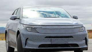 Die Serienversion des Byton M-Byte steht auf der IAA 2019. Eine Prototypen-Testfahrt zeigt das SUV als sanften Gleiter. (Byton)