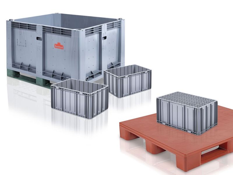 Mit der gigantischen Spritzgießmaschine MX 4000-75000 von Krauss-Maffei fertigt die Georg Utz AG Paletten, Boxen und Paloxen mit einem Schussgewicht von maximal 50 Kilogramm. Etagen- und Mehrkavitäten-Werkzeuge spielen dabei auch eine Hauptrolle. (Bild: Krauss-Maffei)