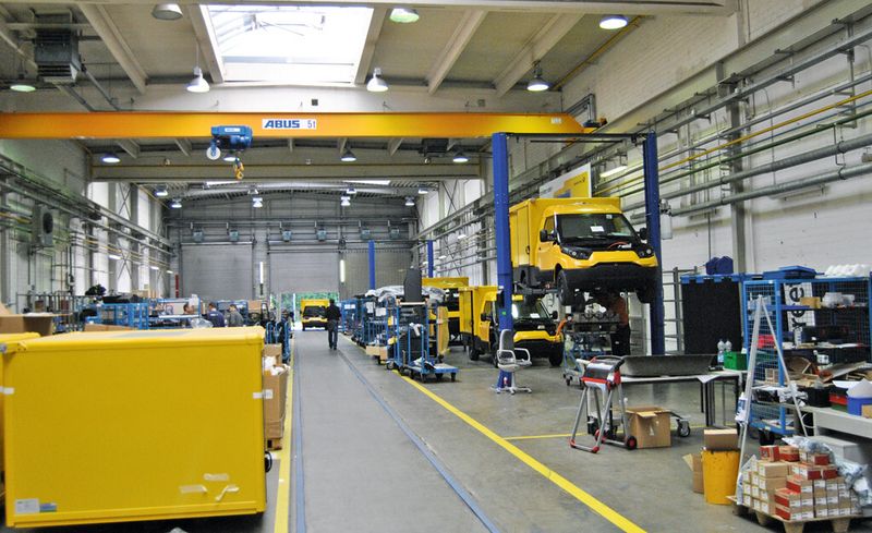 Bild 7: Von dem DHL-Auslieferfahrzeug wird aktuell die Vorserie gefertigt, die jetzt unter anderem in Bonn in der Testphase eingesetzt ist. Blick in die Montagehalle im ehemaligen Bombardierwerk in Aachen. (Bild: Streetscooter)