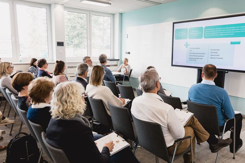 Jana Grieb von der Kanzlei McDermott Will & Emery brachte den Teilnehmern die Rechtsgrundlagen des Medizinprodukte-Durchführungsgesetzes (MPDG) in Deutschland näher. (Bild: Stefan Bausewein)