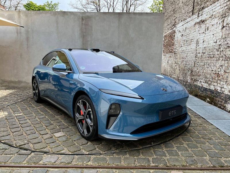 Der ET5 startet bei 47.500 Euro. Das ist der Kaufpreis ohne Batterie. Im Mietmodell kostet die 75 kWh Batterie 169 Euro und die 100 kWh-Version 289 Euro pro Monat. Beim Abo gibt es eine Flex- und eine Fix-Option. Bei Fix abonniert man den Wagen über eine Laufzeit von drei Jahren für 999 Euro pro Monat. Bei Flex beträgt die Mindestlaufzeit einen Monat und startet bei 1.238 Euro. Hält man den Wagen länger, sinkt die Rate mit jedem Monat.  (Bild: Dirk Kunde)