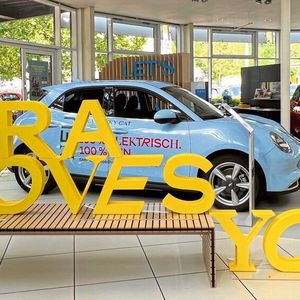 Mit dem Funky Cat stehen seit einigen Wochen wieder echte Neuwagen in und rund um das Autohaus.(Bild:  SMP)