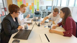 Bosch Rexroth-Mitarbeiter Sergej Bergen (l.) und Dr. Lukas Galla (r.) im CIIT bei der Ideenentwicklung von neuen Trends in der Gestaltung von Arbeitsplätzen.  (CIIT)