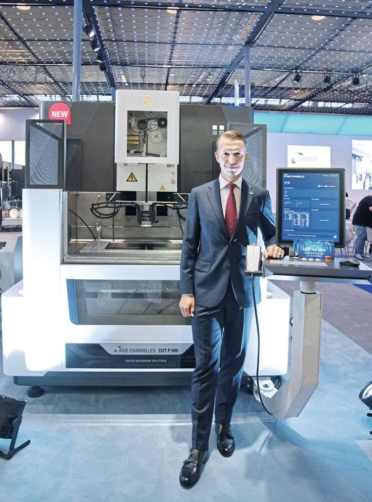 Carlo Buck, Managing Director & Head of Market Region Central Europe bei United Machining SA, vor der neuen Drahterodiermaschine «Cut P 600»: «Die AMB 2026 schafft einen positiven Ausblick. Besonders wertvoll waren die zahlreichen qualifizierten Gespräche und konkreten Projektanfragen. Die Dynamik am Markt ist deutlich spürbar.»(Bild:  Nastassja Neumaier)