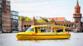 Das Solarschiff-Pilotprojekt Behala von DHL und Solarwaterworlds wird bis Sommer 2024 verlängert, heißt es. Mit Zustimmung des Berliner Senats wird auch die Route erweitert. Hier erfahren Sie, was man jetzt plant ... (Bild: DHL)
