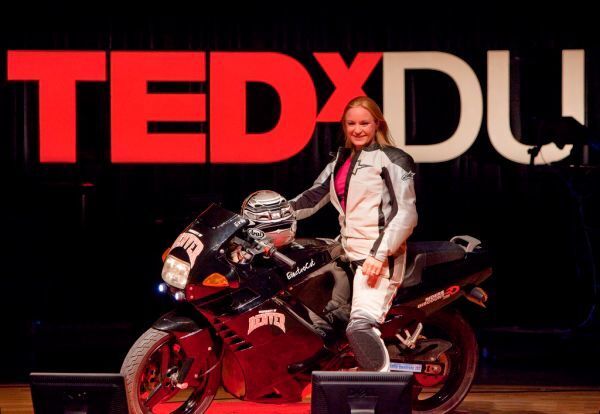 Eva Håkansson – mit fast 435 km/h die schnellste Motorradfahrerin der Welt. (Copyright University of Denver)