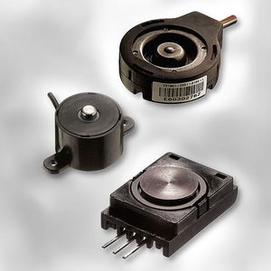 Sensorfamilie: Für höhere Kräfte, wie sie zur Körpergewichtsmessung in der physikalischen Therapie sowie in Chiroprakt- und Trainingsgeräten eingesetzt werden, eignet sich der RoHS-konforme FX1901 Kraftsensor (oben links). Der Microfused-Miniatur-Kraftsensor FS20 (unten) wird zur Überwachung von Infusionspumpen verwendet. Oben rechts im Bild der Miniatur-Kraftsensor FC22 auf Druckmessbasis.