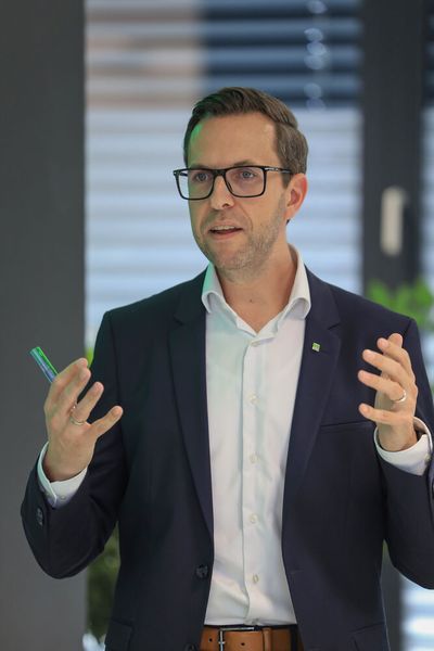 CEO Christoph Knogler: „Keba hat erneut gezeigt, dass Breite, Technologiekompetenz und Kundennähe eine starke Basis für Stabilität und Wachstum sind. Gleichzeitig entwickeln wir uns konsequent weiter: Mit Keba Digital verbinden wir unsere industrielle Erfahrung mit moderner KI- und Softwarekompetenz.“ (Bild: GregorHartl.at)