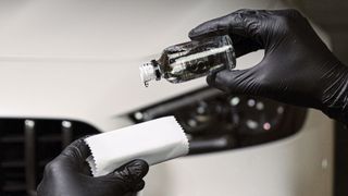 Bereits das Auftragen einer Lackversiegelung erfordert Aufmerksamkeit und strikte Einhaltung der Anleitung. (Bild: Servfaces)