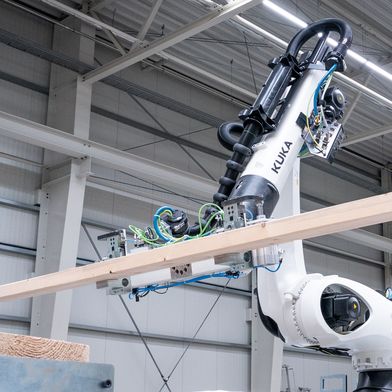 Automatisierung und der Einsatz von Robotern für die industrielle Vorfertigung bieten enorme Chancen, um Bauprozesse effizienter, nachhaltiger und skalierbarer zu gestalten. (Bild: Kuka)