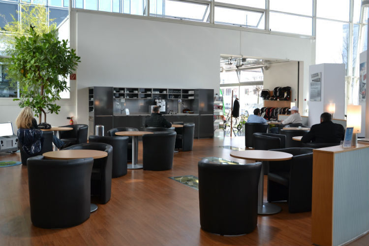 Damit sich die Kunden im Betrieb wohlfühlen, hat das Autohaus eine stilvolle Bistroecke. (Foto: Mauritz)