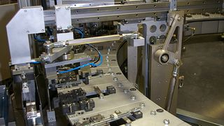 Mechanische Montageanlagen wie diese von Pfuderer sind günstiger als pneumatische, wie bei einer Veranstaltung im Unternehmen errechnet wurde. Bild: Kroh (Archiv: Vogel Business Media)