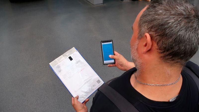 Alle Mitarbeiter verfügen über Smartphones zur Kommunikation mit dem Werkstattserver und den Kunden. So können auch Fotos, der Mailverkehr und Auftragserweiterungen schnell dem betreffenden Auftrag zugeordnet werden. (Bild: Diehl – VCG)