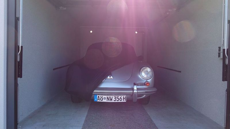 Eine Besonderheit bei Nowa ist die Boxengasse – zehn durchnummerierte Garagen auf dem Betriebsgelände –, in der Kunden ihre Autos nach einem Werkstattaufenthalt abholen. (Bild: Schreiner/»kfz-betrieb«)