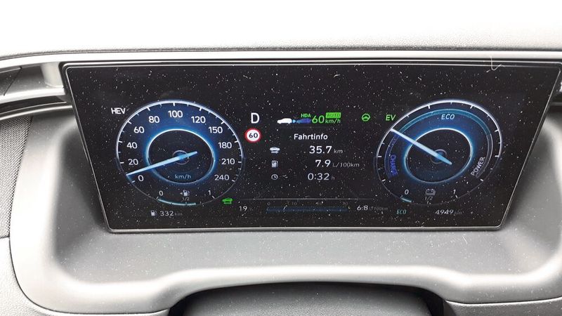Die Kreativen bei Hyundai zeigten bei der Festlegung des Designs außen und eigentlich auch innen Mut und Geschmack. Doch damit war beim  Thema „Tacho“ bzw. Zentraldisplay offenbar Schluss. Dieses wirkt, als hätte man es schlicht vergessen. Den rechteckigen Screen hat man einfach in eine gerundete Kunststoffschale gestelllt. (Bild: Dominsky – VCG)