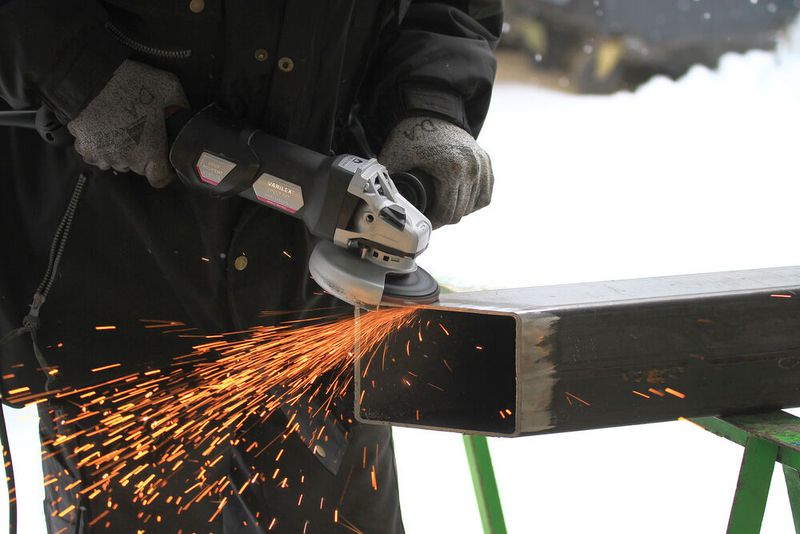 Mit einem Antriebsmotor wie dem Varilex 1802 HT lassen sich bis zu 5 kg Stahl in 1 h verschleifen. (Eisenblätter)