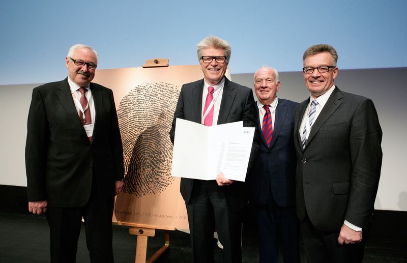 Aus der achtjährigen Präsidentschaft von Friedhelm Loh (2. v.l.) beim ZVEI wurde die Ehrenpräsidentschaft auf Lebenszeit. Michael Ziesemer, neuer ZVEI-Präsident, sowie Walter Mennekes und ZVEI-Geschäftsführer Dr. Klaus Mittelbach (v.l.n.r.) überreichten zum Dank für das langjährige Engagement für die Elektroindustrie an Friedhelm Loh das überdimensionale Bild seines Fingerabdrucks. (Bild: Friedhelm Loh Group)