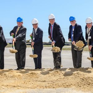Air Product Offizielle und texanische Politiker beim ersten Spatenstich für die neue SMR Anlage in Baytown.