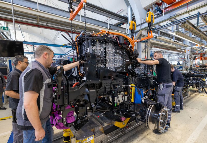 Das E-Powerpack wird in einer eigenen Vormontagelinie in Bandnähe aufgebaut. Es besteht unter anderem aus zwei Batterieeinheiten, dem HV-Verteiler und dem Klimakompressor. (Bild: MAN)