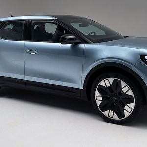 Seitlich betrachtet, hat der 1,60 m hohe Wagen eine hohe Gürtellinie. Den Eindruck unterstützen die 21 Zoll Reifen. Da die A-Säule nicht in Hellblau (Arctic Blue) gehalten ist, wirkt es, als schwebe das Dach über der Frontscheibe. (Bild:  Dirk Kunde)