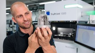 Trumpf hat den metallischen 3D-Druck softwaretechnisch jetzt so verbessert, dass viele Bauteile komplett ohne Stützstrukturen additiv gefertigt werden können. Wie das geht, erklären die Ditzinger hier und auch auf der EMO Hannover 2023 in Halle 9. (Bild: Trumpf)