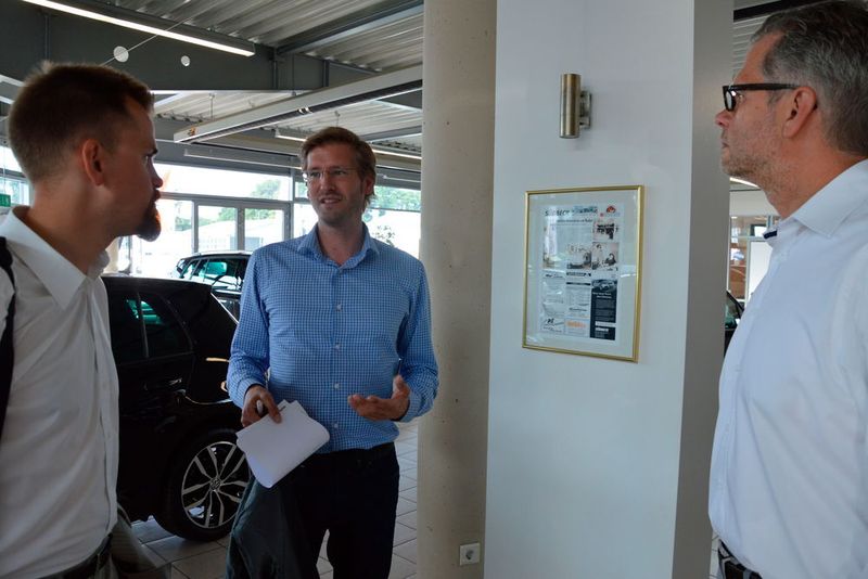 Geschäftsführer Andreas Raker im Gespräch mit den Jury-Mitgliedern Frederick Altrock (Mobile.de, l.) und Frank Ehlert (BDK, r.). (Achter / »kfz-betrieb«)